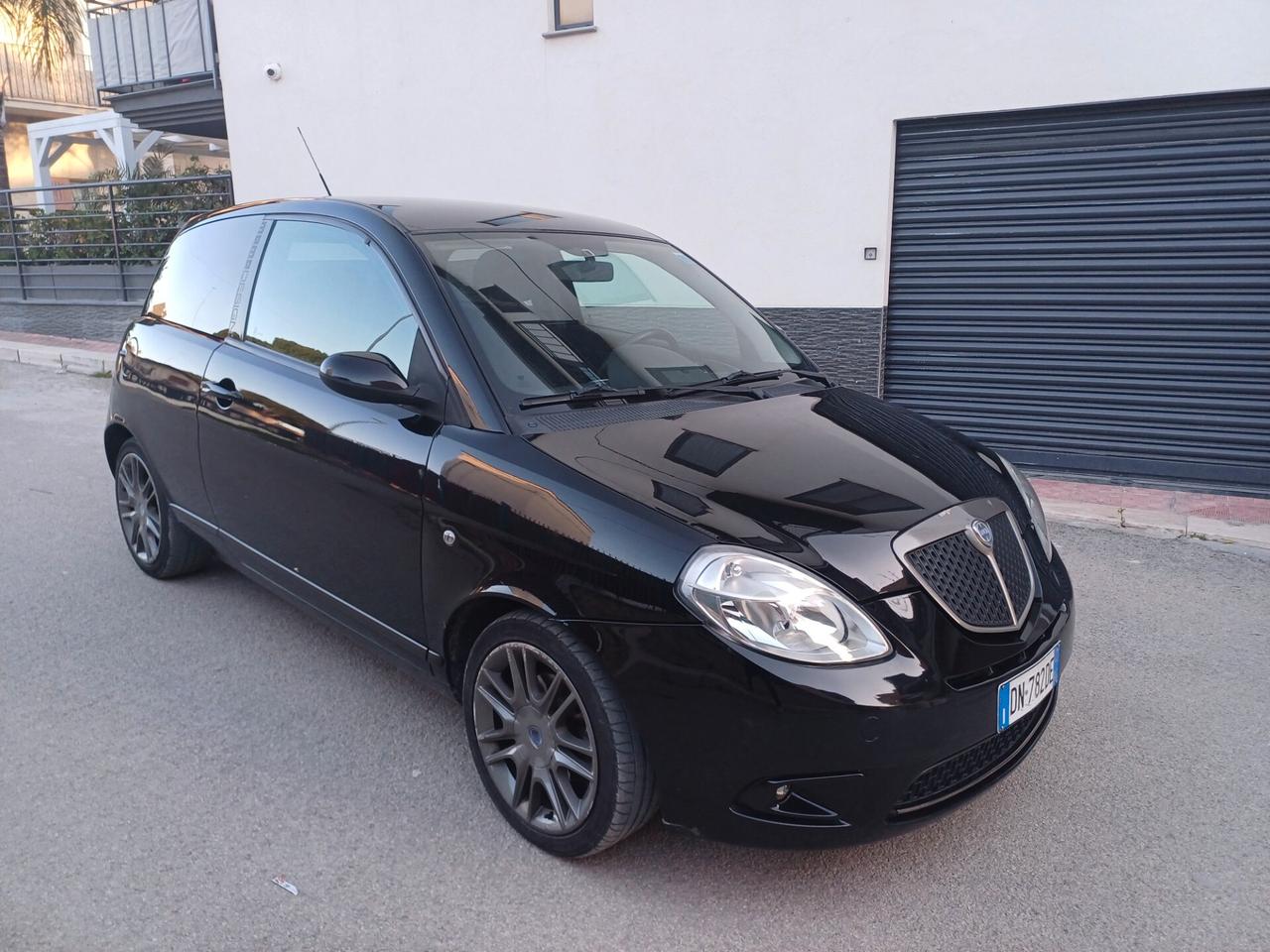 Lancia Ypsilon 1.4 16V Sport MomoDesign