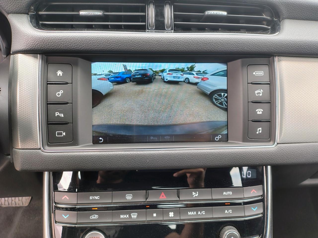 Jaguar XF aut. Portfolio (SOLO PER OPERATORI DEL SETTORE)