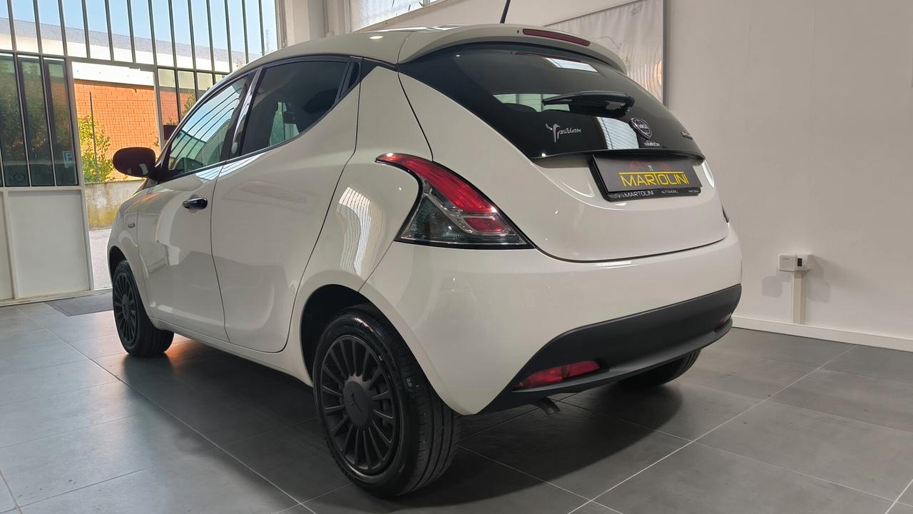Lancia Ypsilon 1.0 FireFly 5 porte S&S Hybrid Ecochic Silver