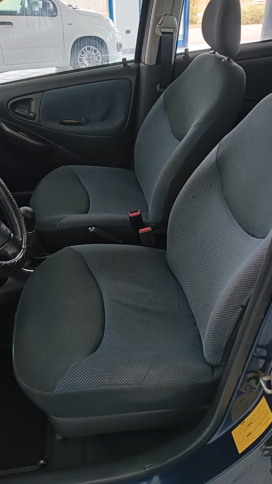 Toyota Yaris 1.0i 16V cat 5 porte Sol