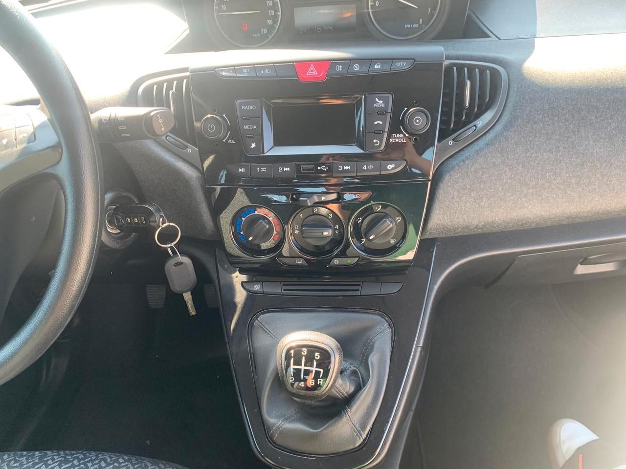 Lancia Ypsilon 1.0 FireFly 5 porte S&S Hybrid Ecochic Silver
