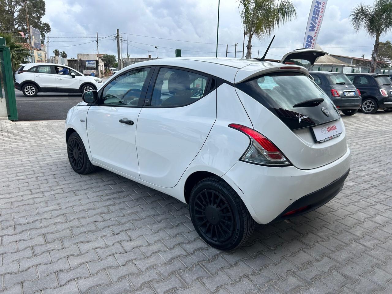 Lancia Ypsilon 1.0 FireFly 5 porte S&S Hybrid Ecochic Silver