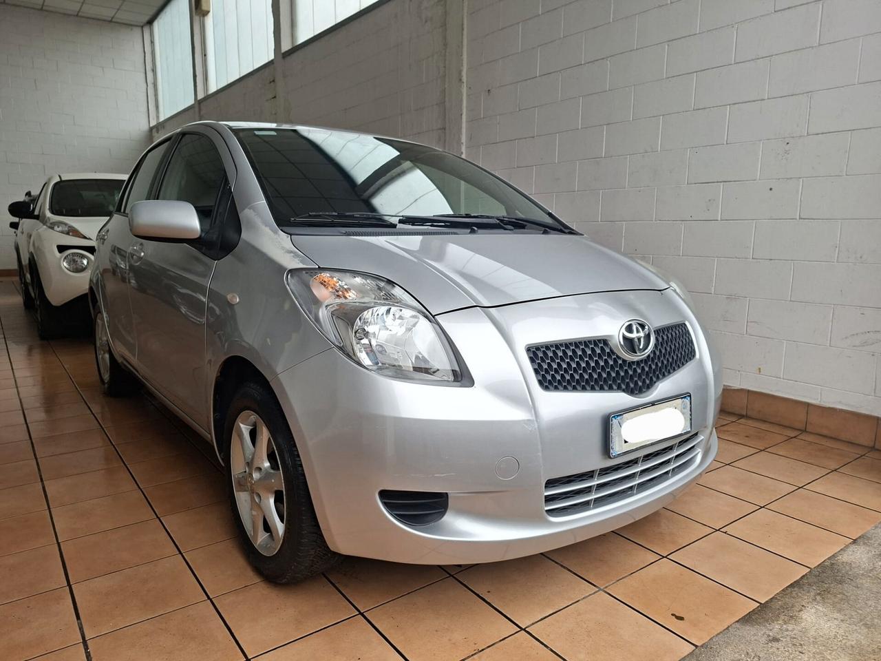 Toyota Yaris 5p 1.0 Sol, navi, telecamera, bluetooth.