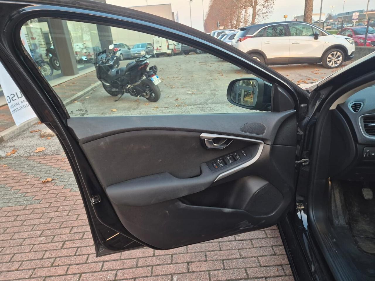 Volvo V40 T2 120CV vers. Kinetic E5B -- BENZINA!!!