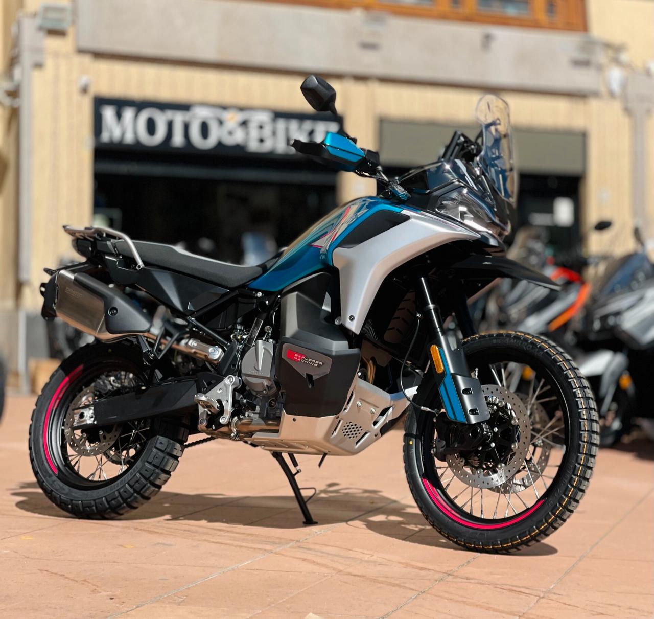CFMOTO MT-X 800