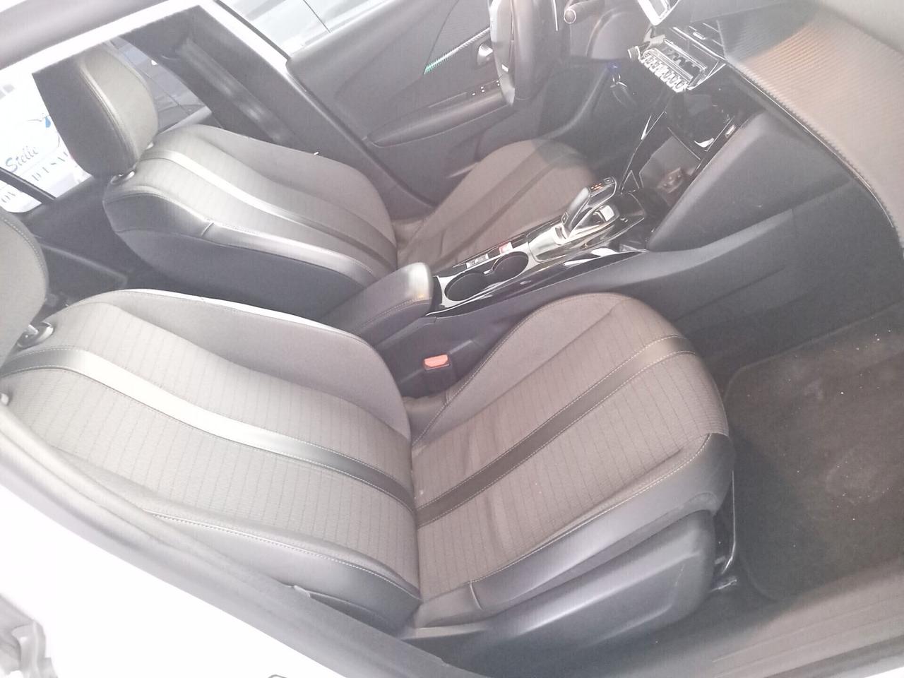 Peugeot 208 BENZ.1.2 C.V 100 AUTOM PER NEO PATENTATI