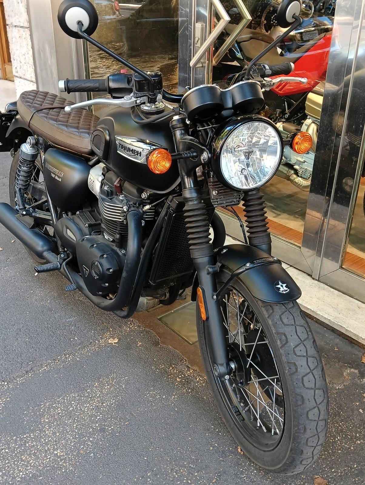 Triumph T 100 BLACK