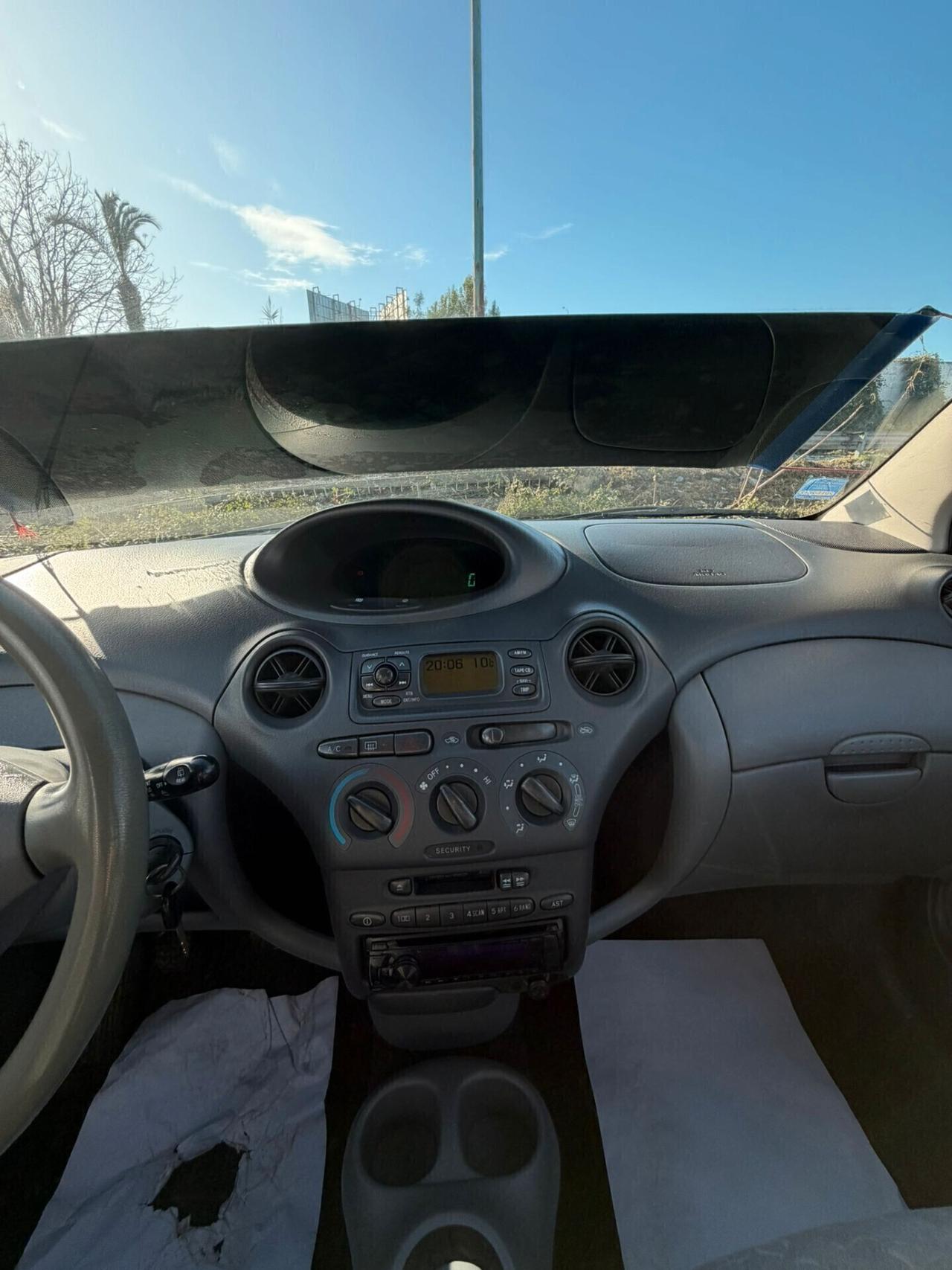 Toyota Yaris 1.0i 16V cat 5 porte Sol