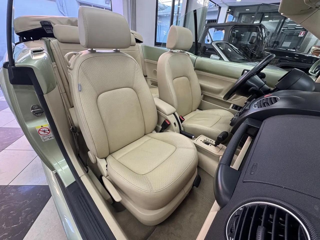 Volkswagen New Beetle 1.6 Cabrio automatica