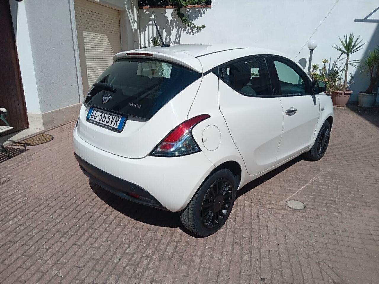 Lancia Ypsilon 1.0 Hybrid Ok Neo