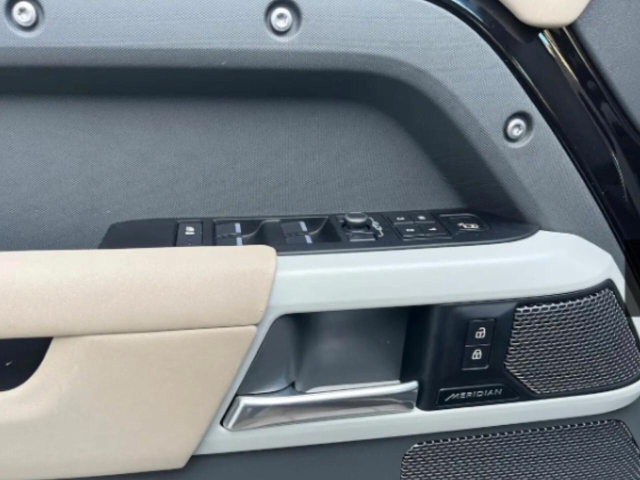 Land Rover Defender 110 3.0D I6 300 CV AWD Auto X-Dynamic SE Perfetta