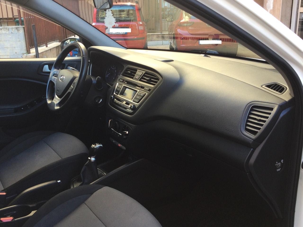 Hyundai i20 1.2 84 CV 5 porte Blackline