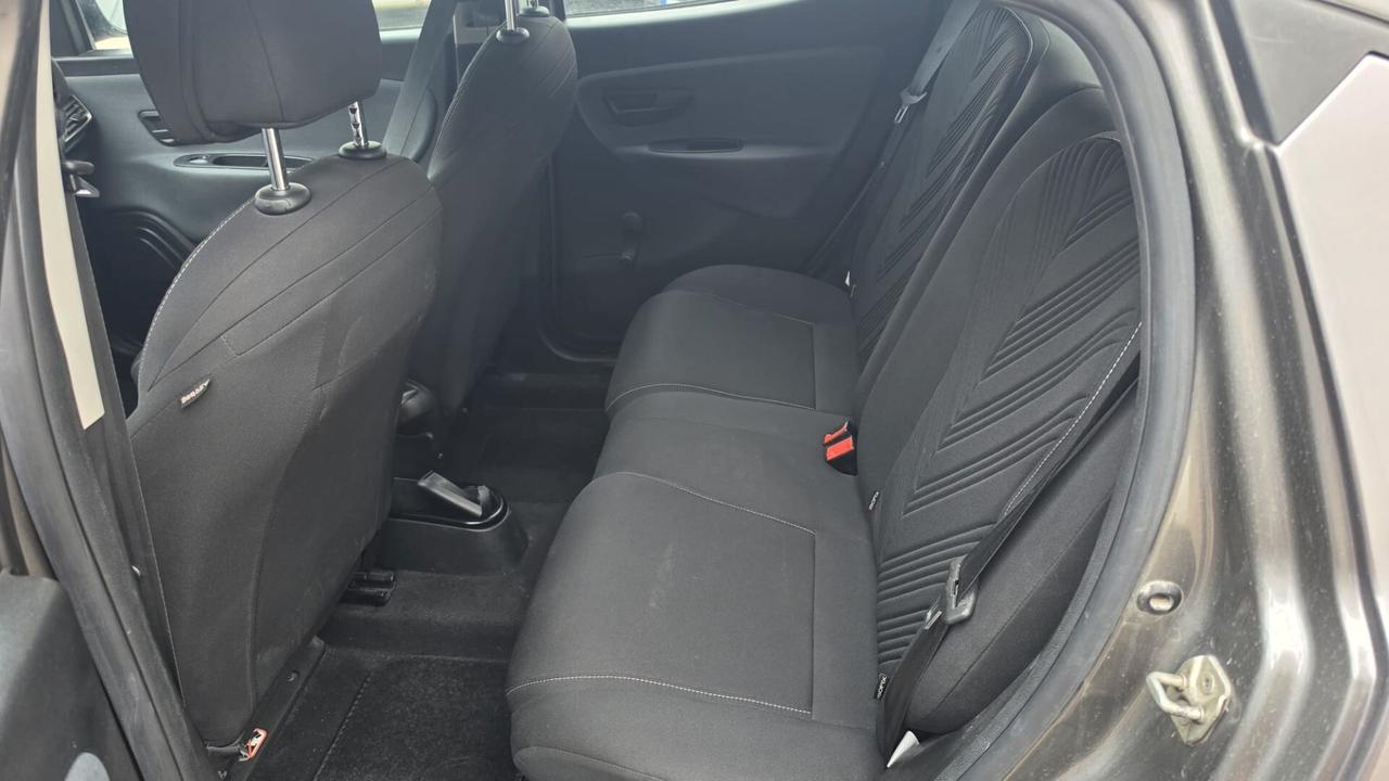 Lancia Ypsilon 1.0 FireFly 5 porte S&S Hybrid Ecochic Silver
