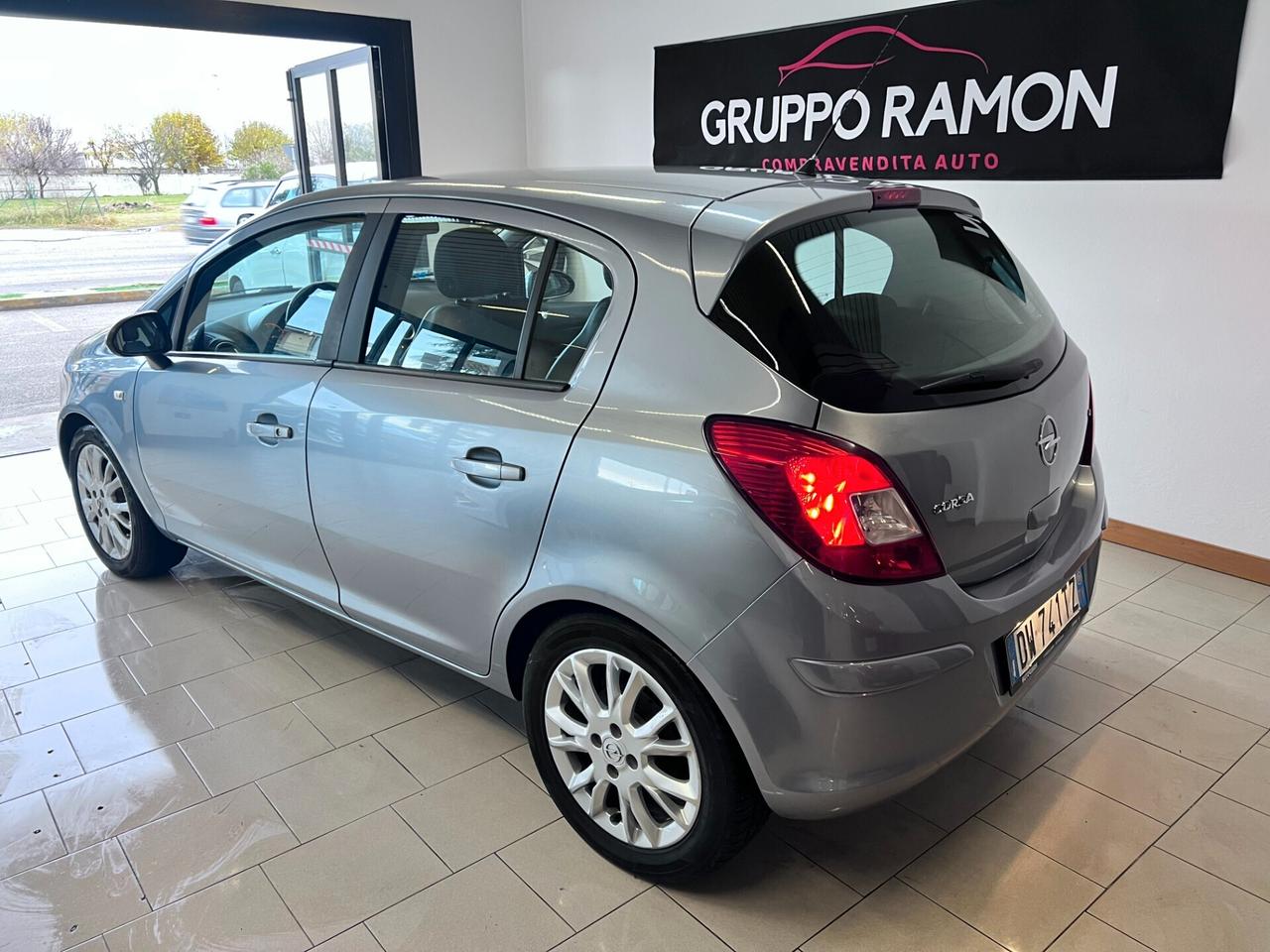 Opel Corsa 1.4 16v 5 porte Cosmo