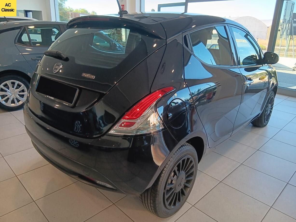 Lancia Ypsilon Hybrid Silver 1.0 (70 cv)