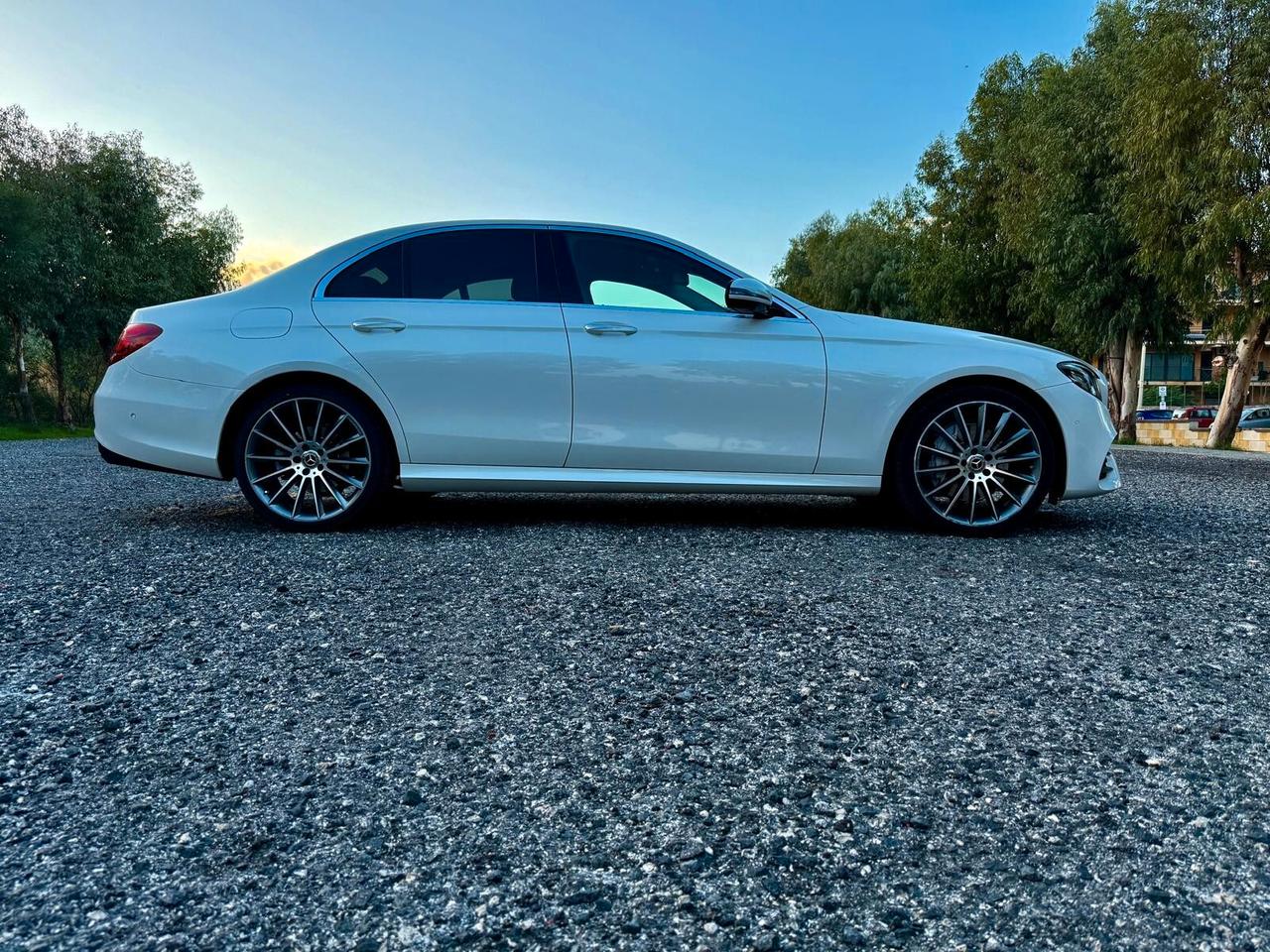 MERCEDES- BENZ KLASSE E 220 D 4MATIC AMG PREMIUM