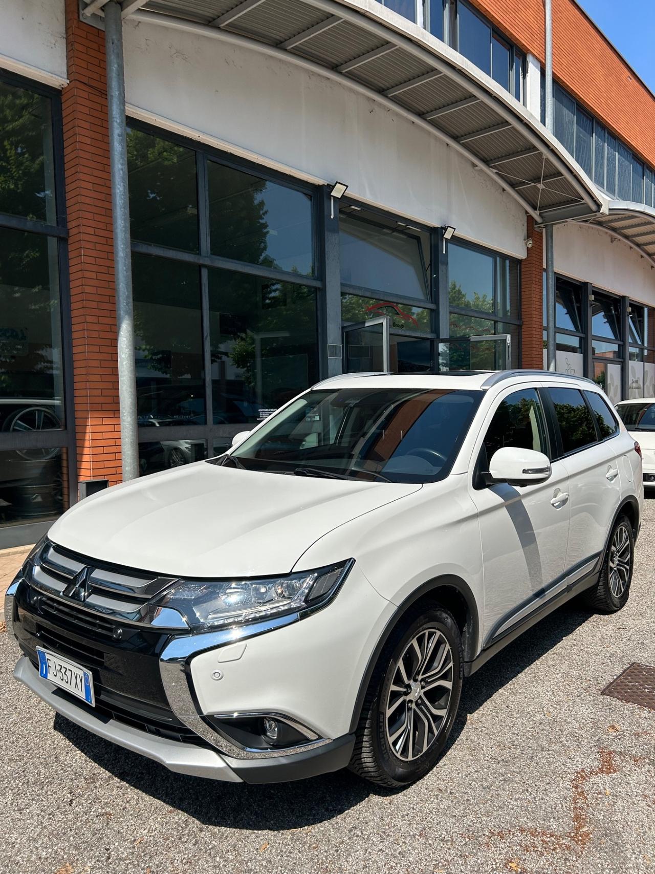 Mitsubishi Outlander 2.2 DI-D 4WD Instyle Plus SDA 7 posti