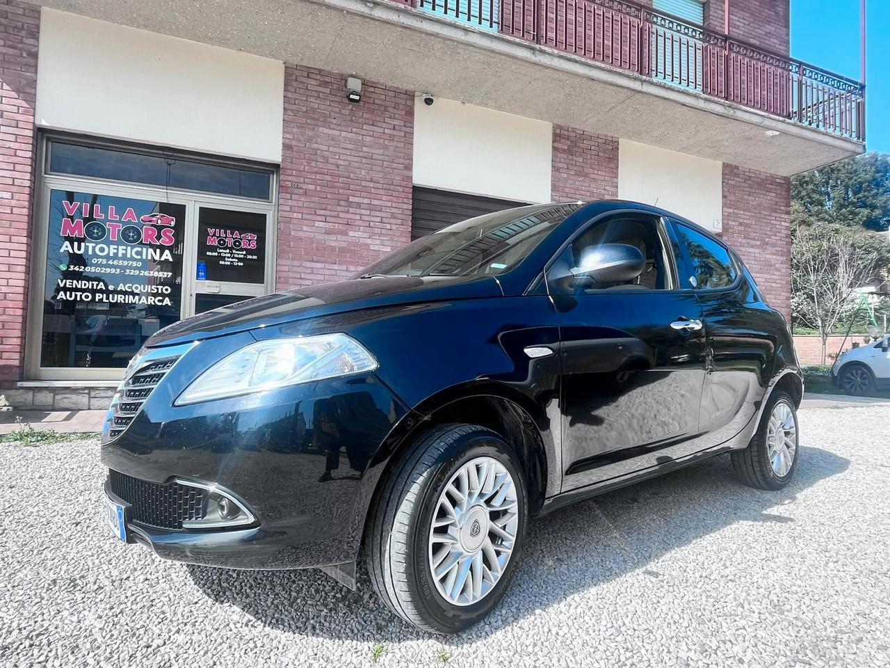 Lancia Ypsilon 0.9 TwinAir 85 CV 5 porte Metano Ecochic Silver