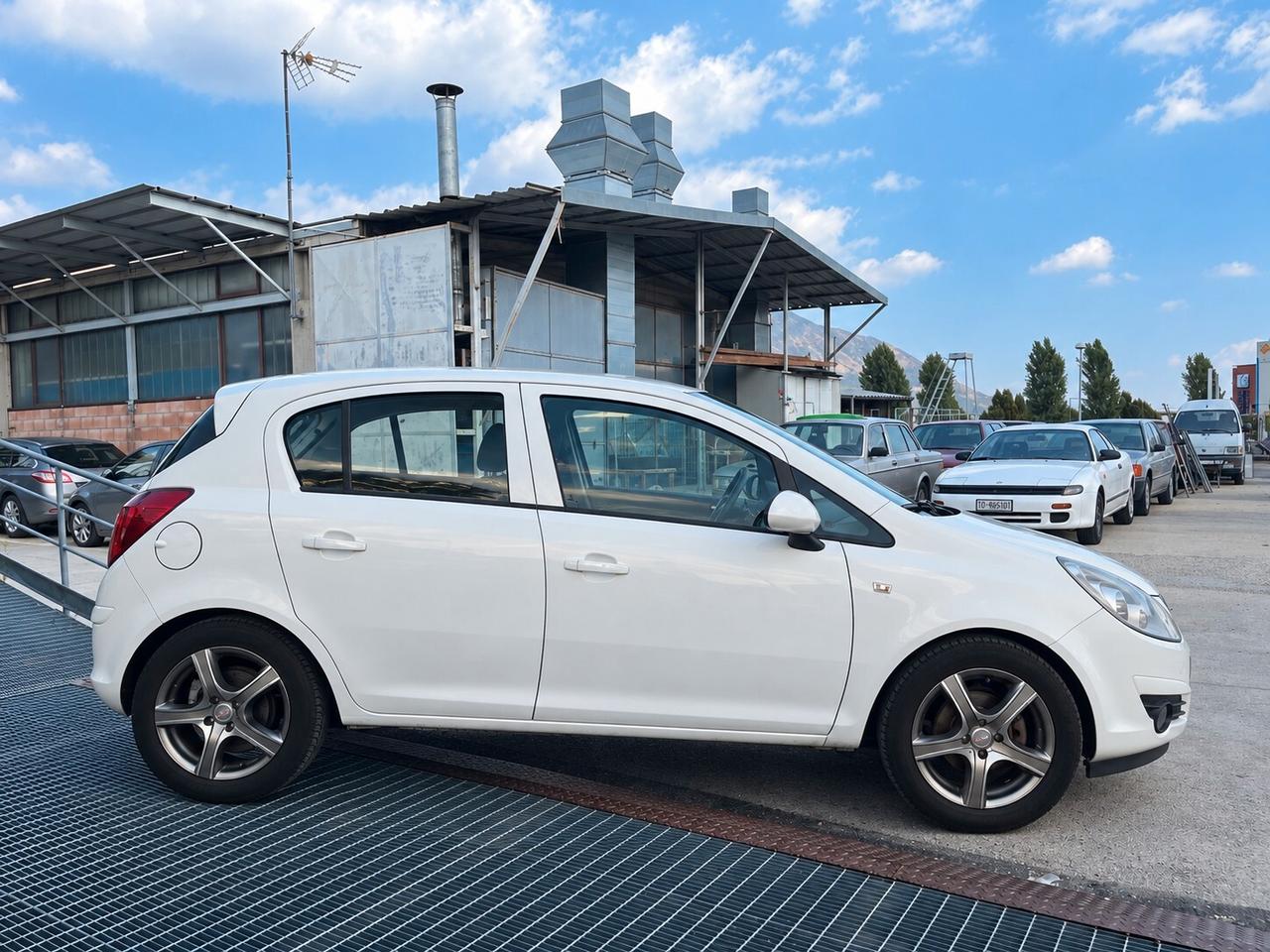 Opel Corsa D 1.2 80cv Enjoy Benzina e GPL Fabbrica
