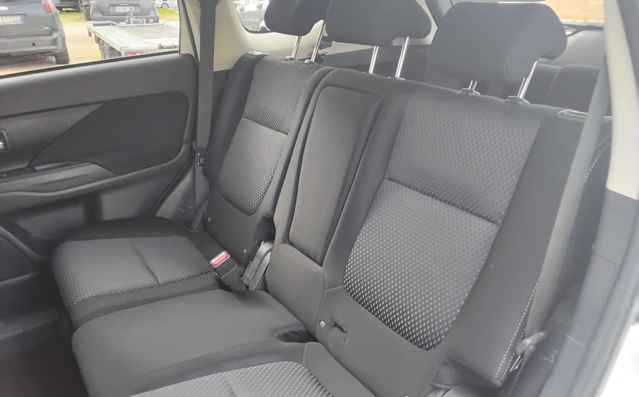 Mitsubishi Outlander 2.2 DI-D 4WD Instyle Plus SDA 7 posti