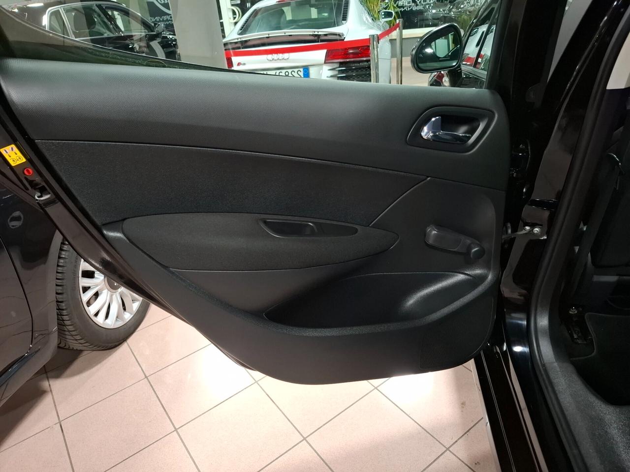 Peugeot 308 1.4 VTi benzina Neopatentato