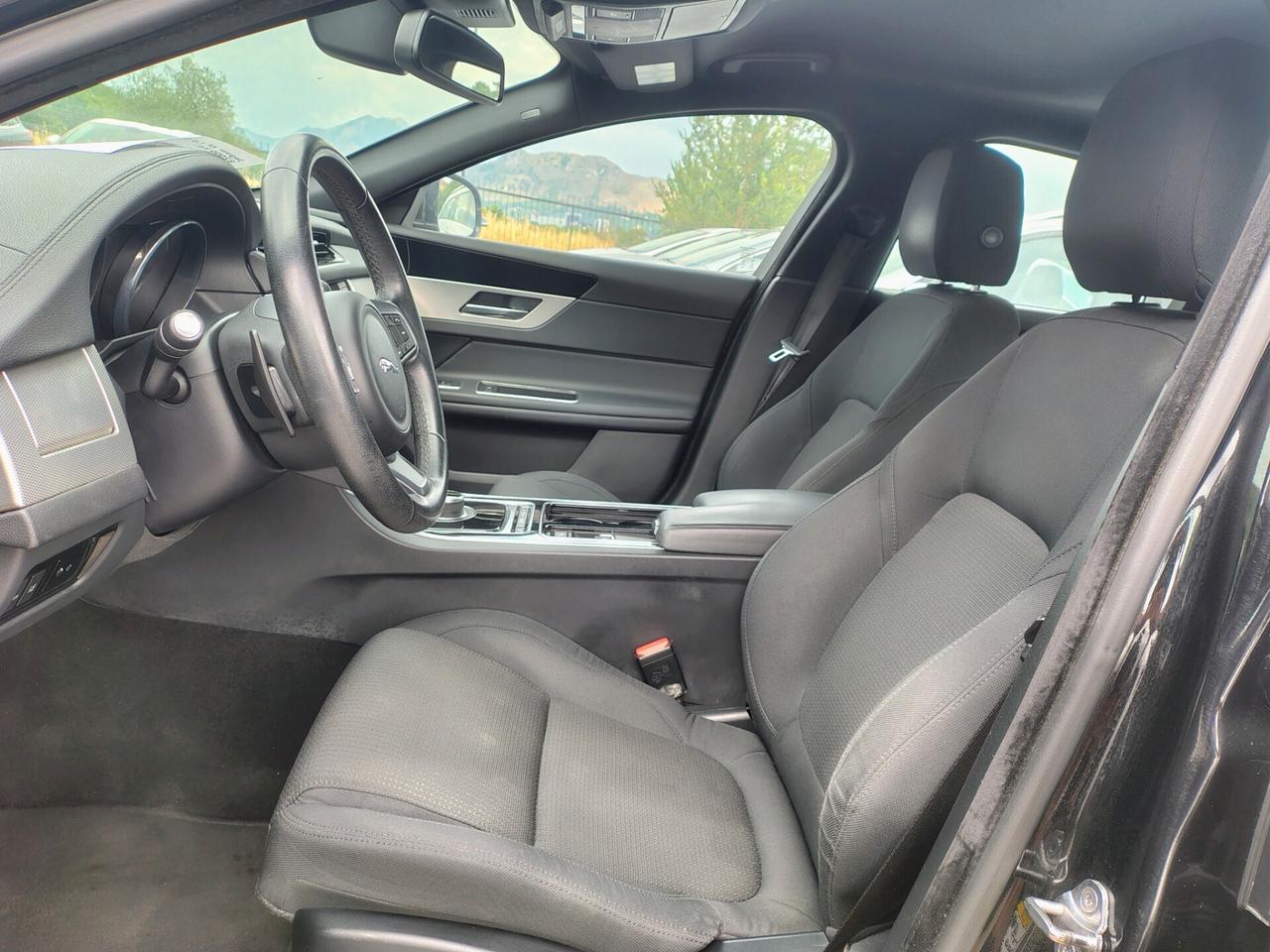 Jaguar XF aut. Portfolio (SOLO PER OPERATORI DEL SETTORE)