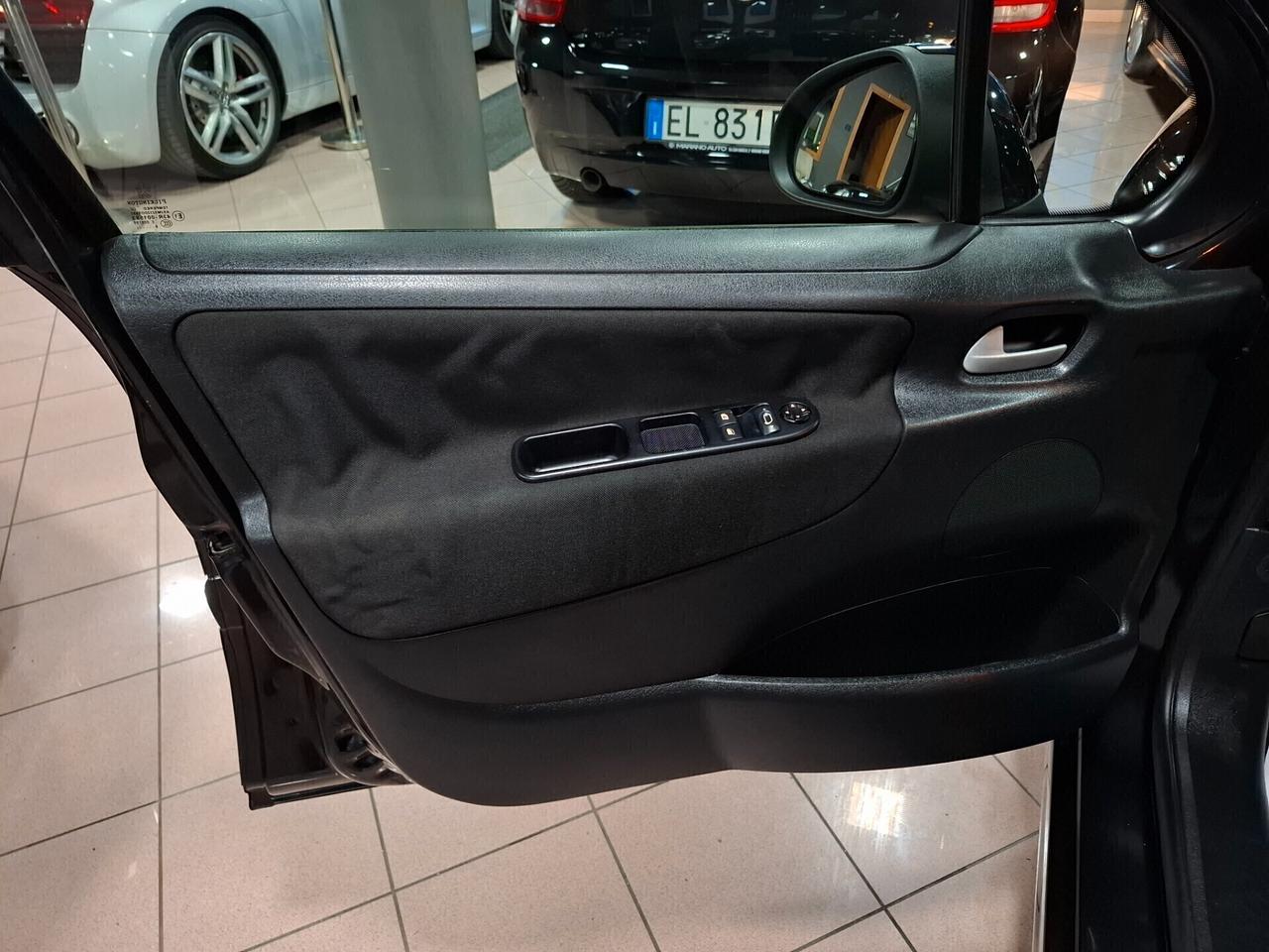 Peugeot 207 1.4 benzina Neopatentato