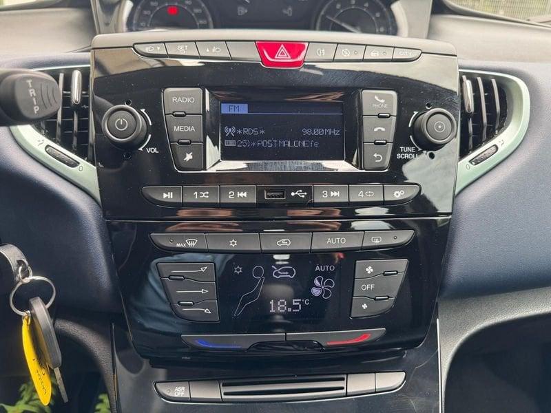 Lancia Ypsilon 1.0 FireFly Hybrid 70cv MT6 Silver S&S - 5 posti