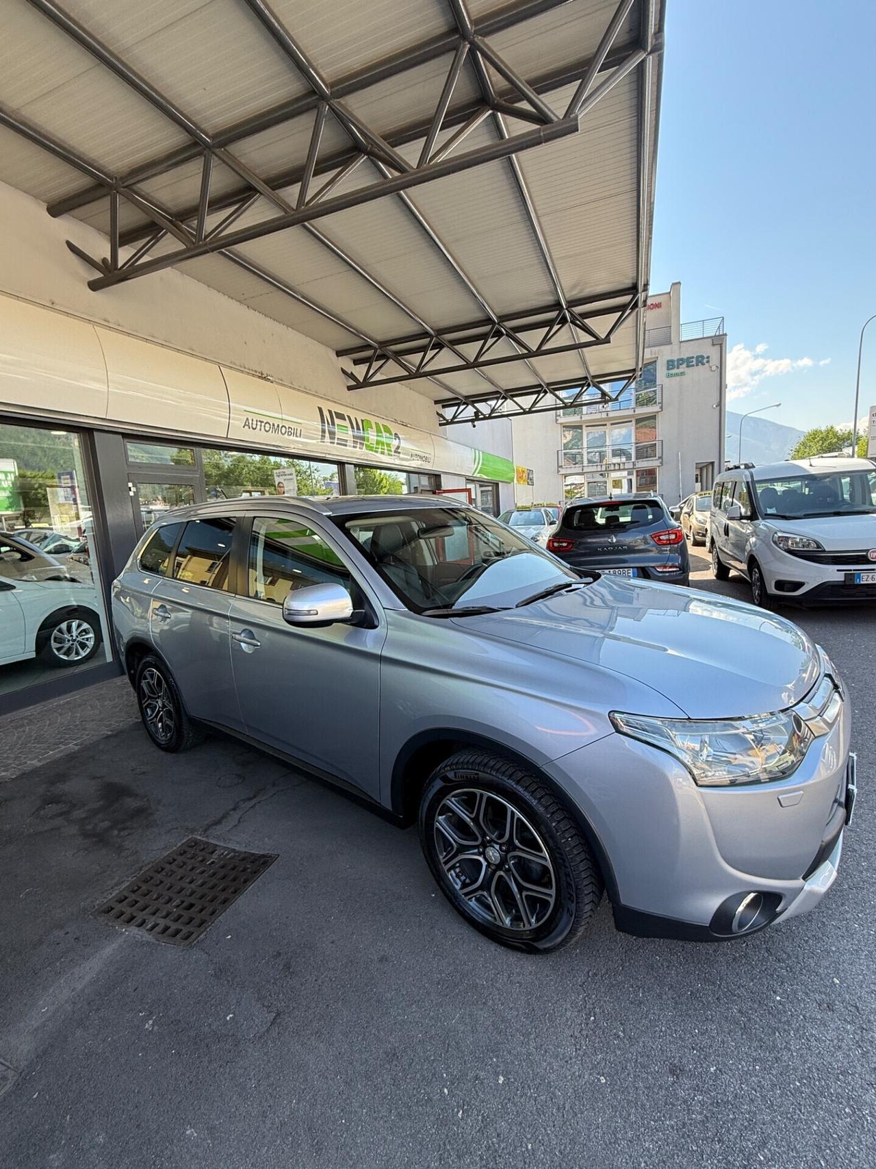 MITSUBISHI OUTLANDER 2.2 DI-D 4WD INSTYLE 7posti