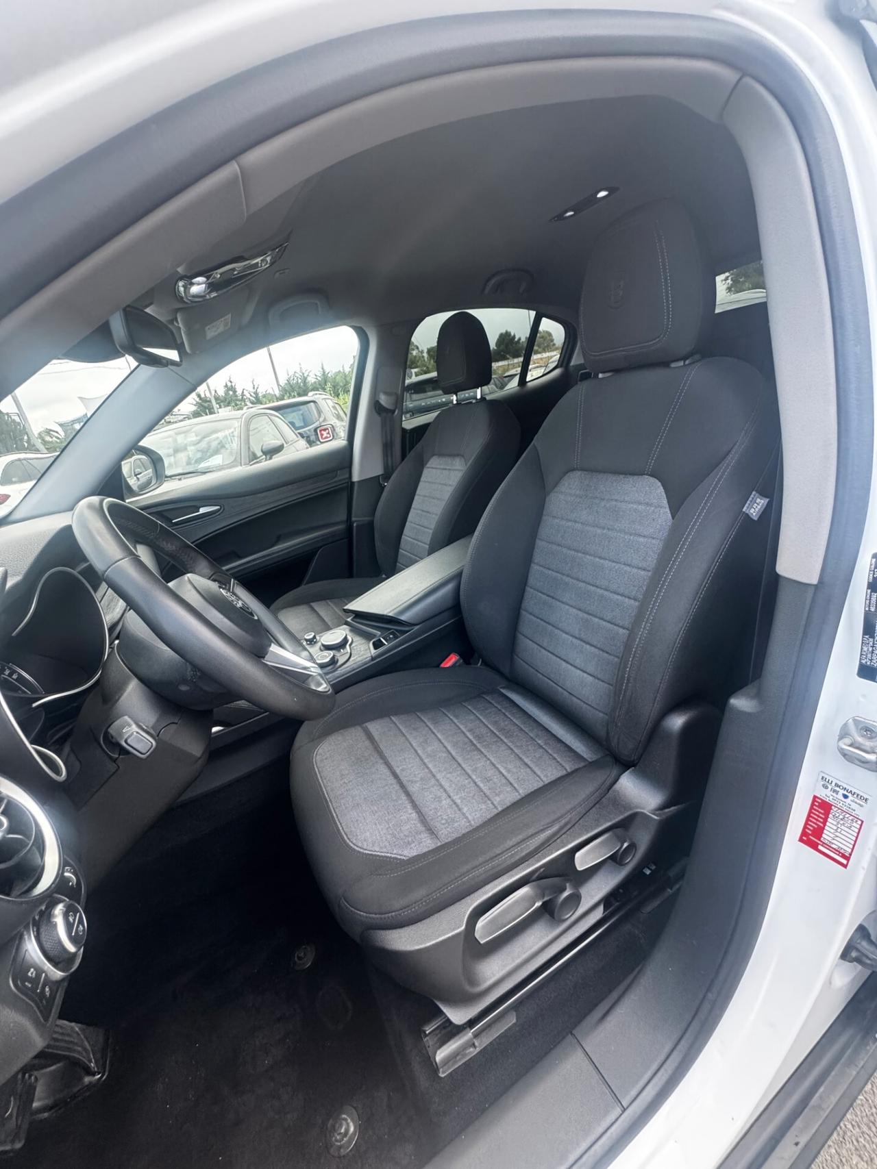 Stelvio 2.2 Turbodiesel 180 CV AT8 RWD Business