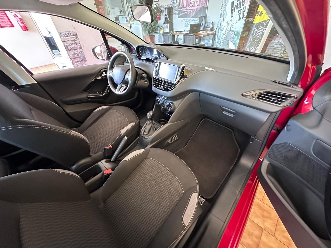 Peugeot 208 1.2benz. Allure