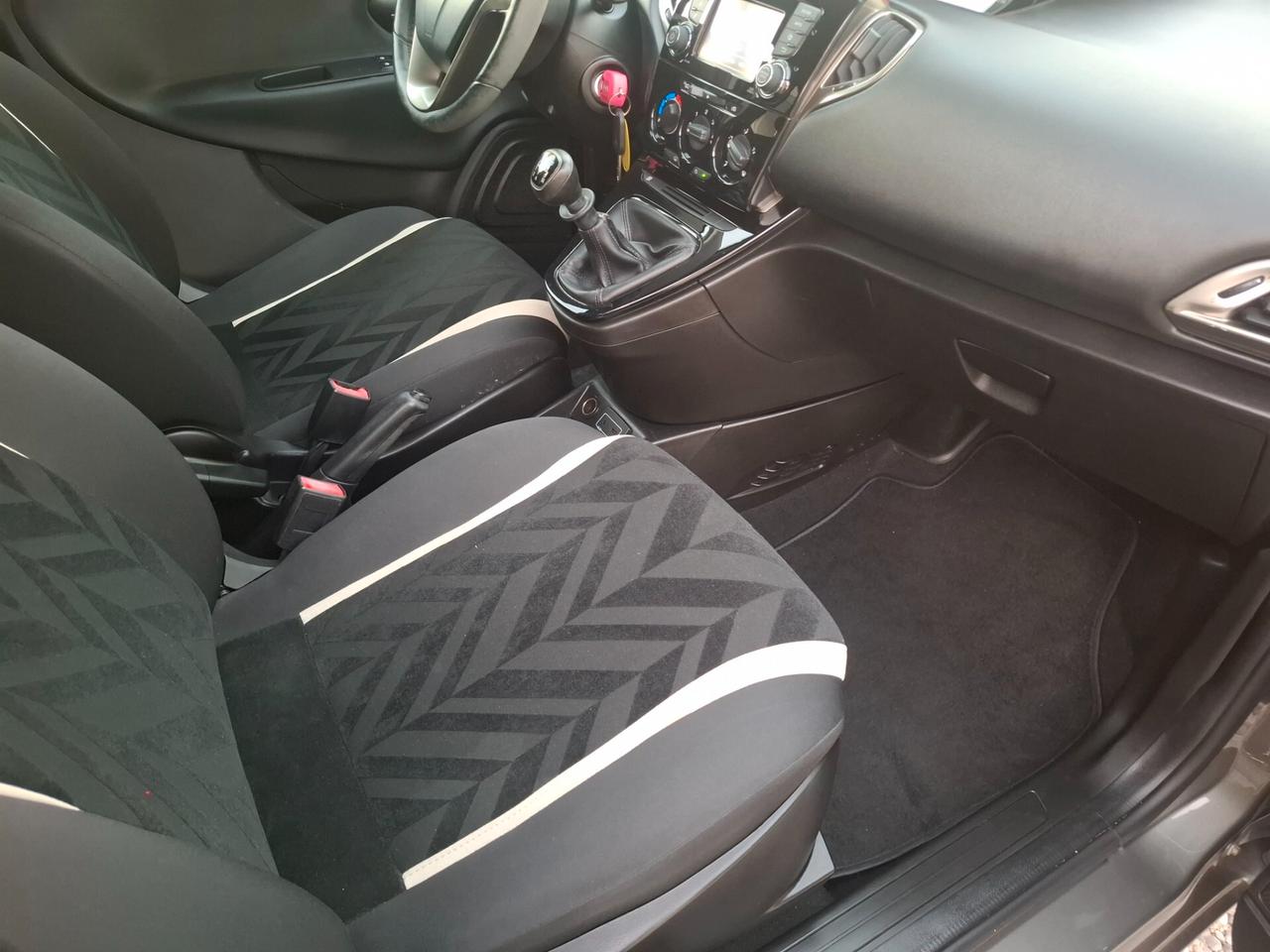 Lancia Ypsilon 1.2 69 CV 5 porte Silver