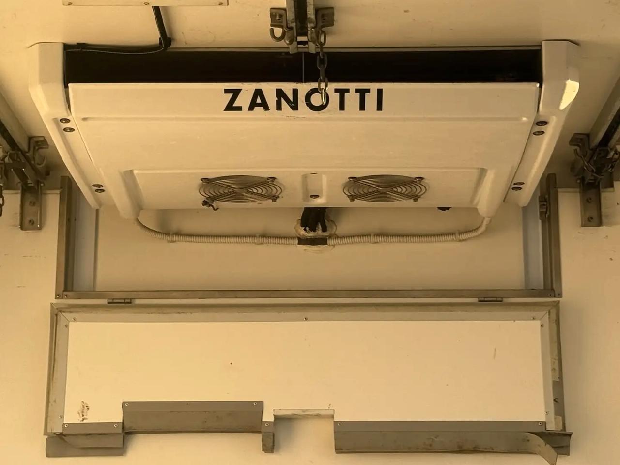 Renault Master 35Q. 145cv FRCX-20 CON GANCIERA A TRE VIE