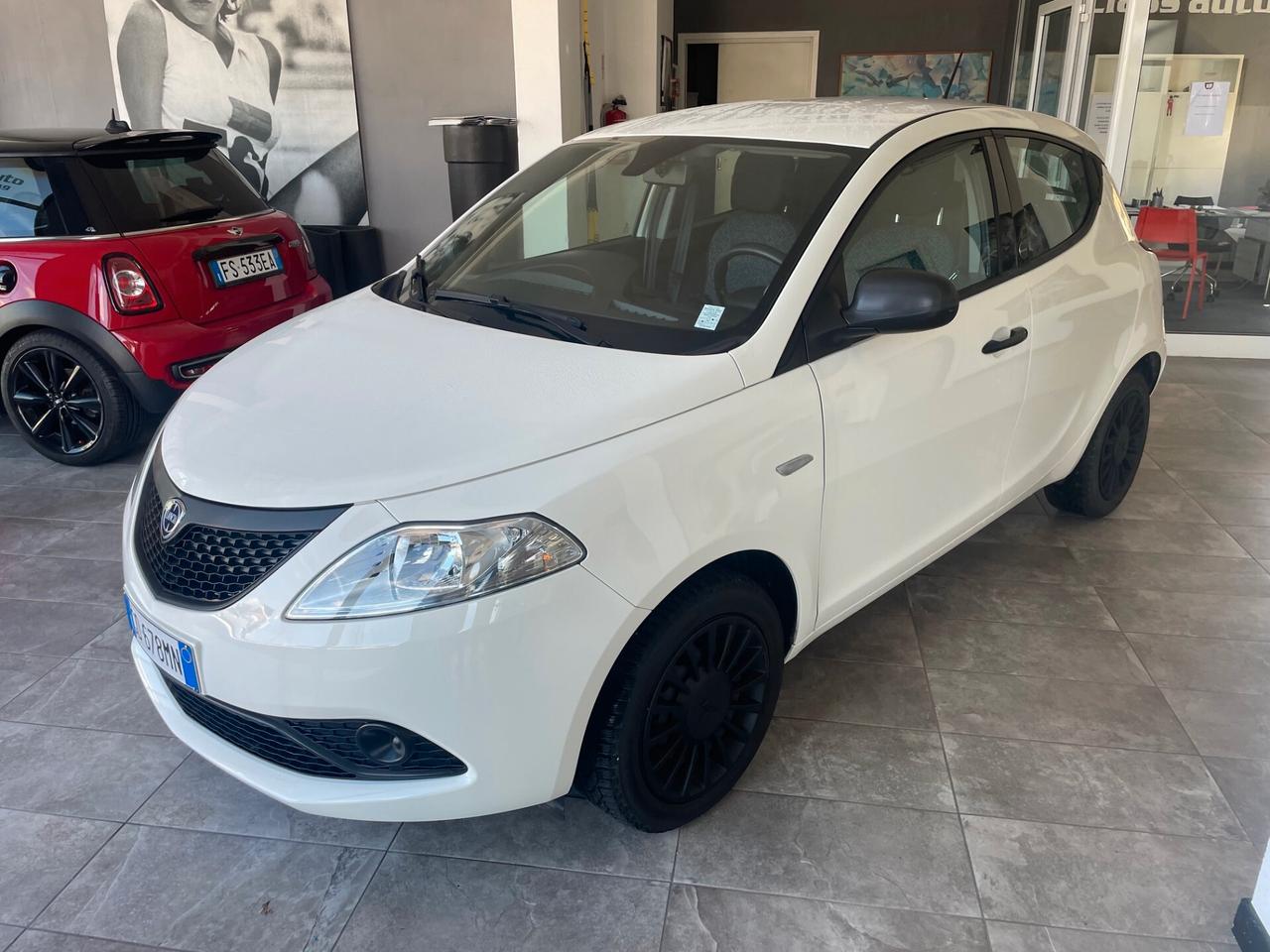 Lancia Ypsilon 1.0 FireFly 5 porte S&S Hybrid Ecochic Silver