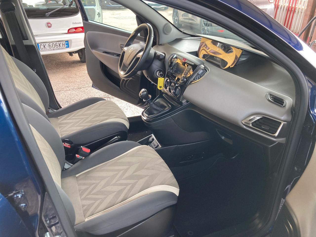 Lancia Ypsilon 0.9 TwinAir 85 CV 5 porte Metano Ecochic Gold PREZZO OBBLIGO FINANZIAMENTO