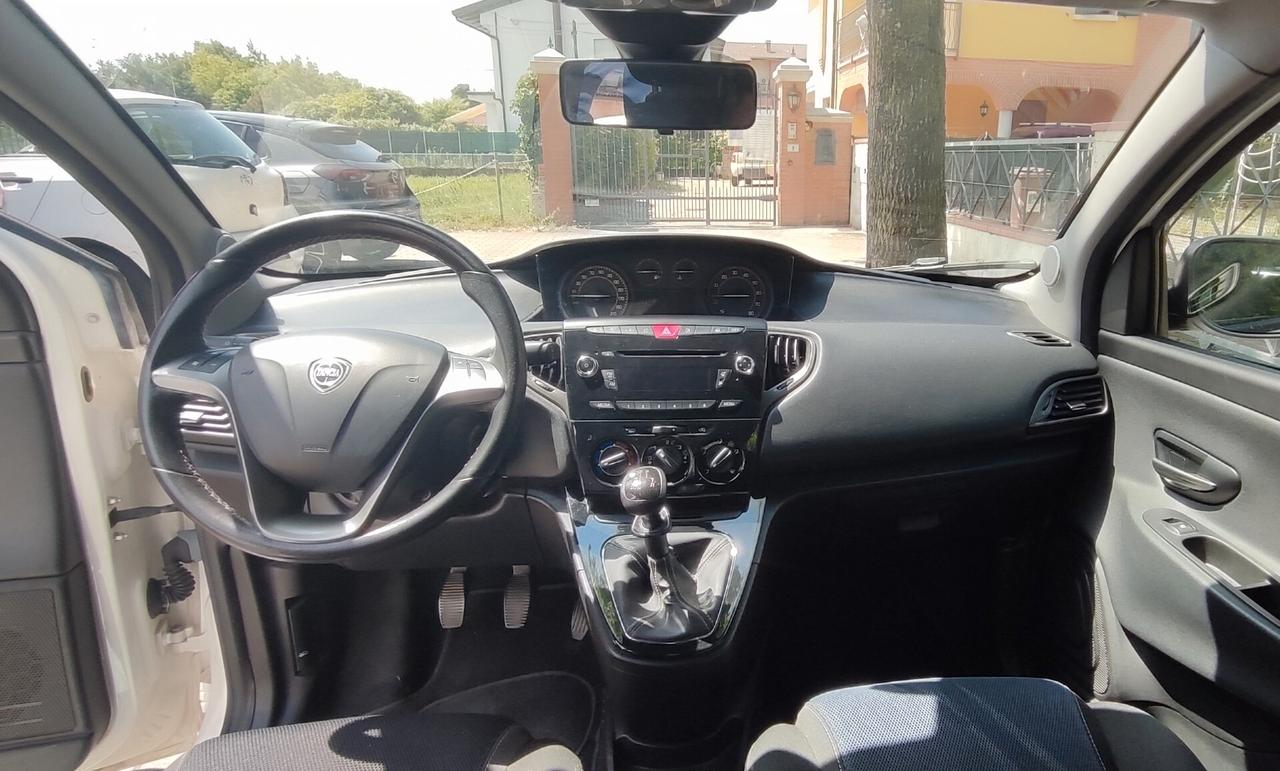 Lancia Ypsilon 1.2 69 CV 5 porte S Momodesign