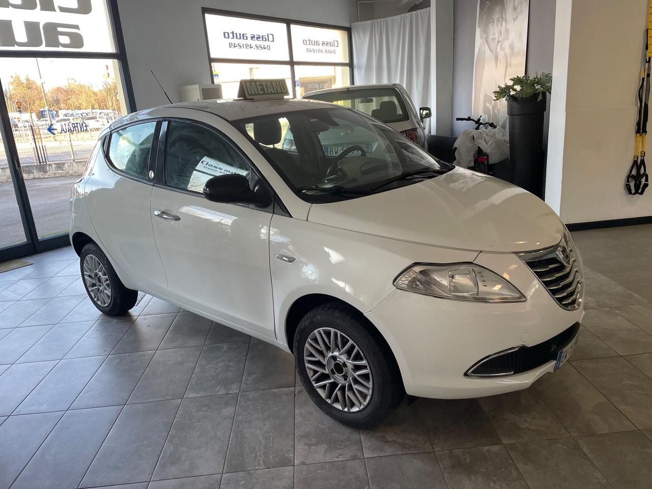 Lancia Ypsilon 0.9 TwinAir 85 CV 5 porte Metano Ecochic Silver