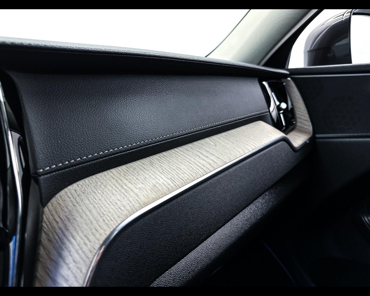 VOLVO XC60 (2017-->) - XC60 T6 Recharge Plug-in Hybrid AWD Inscription