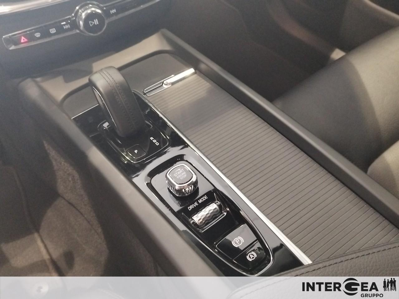 VOLVO XC60 2.0 b4 Momentum Pro auto