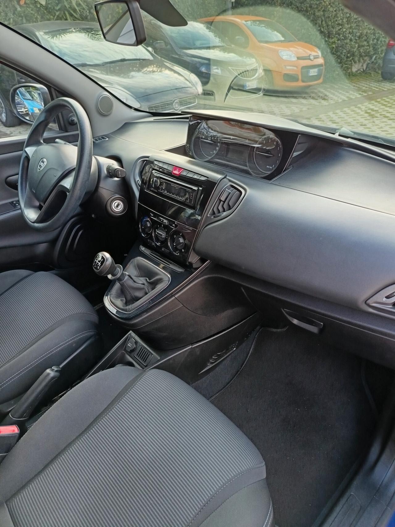 Lancia Ypsilon 1.2 69 CV 5 porte Unyca