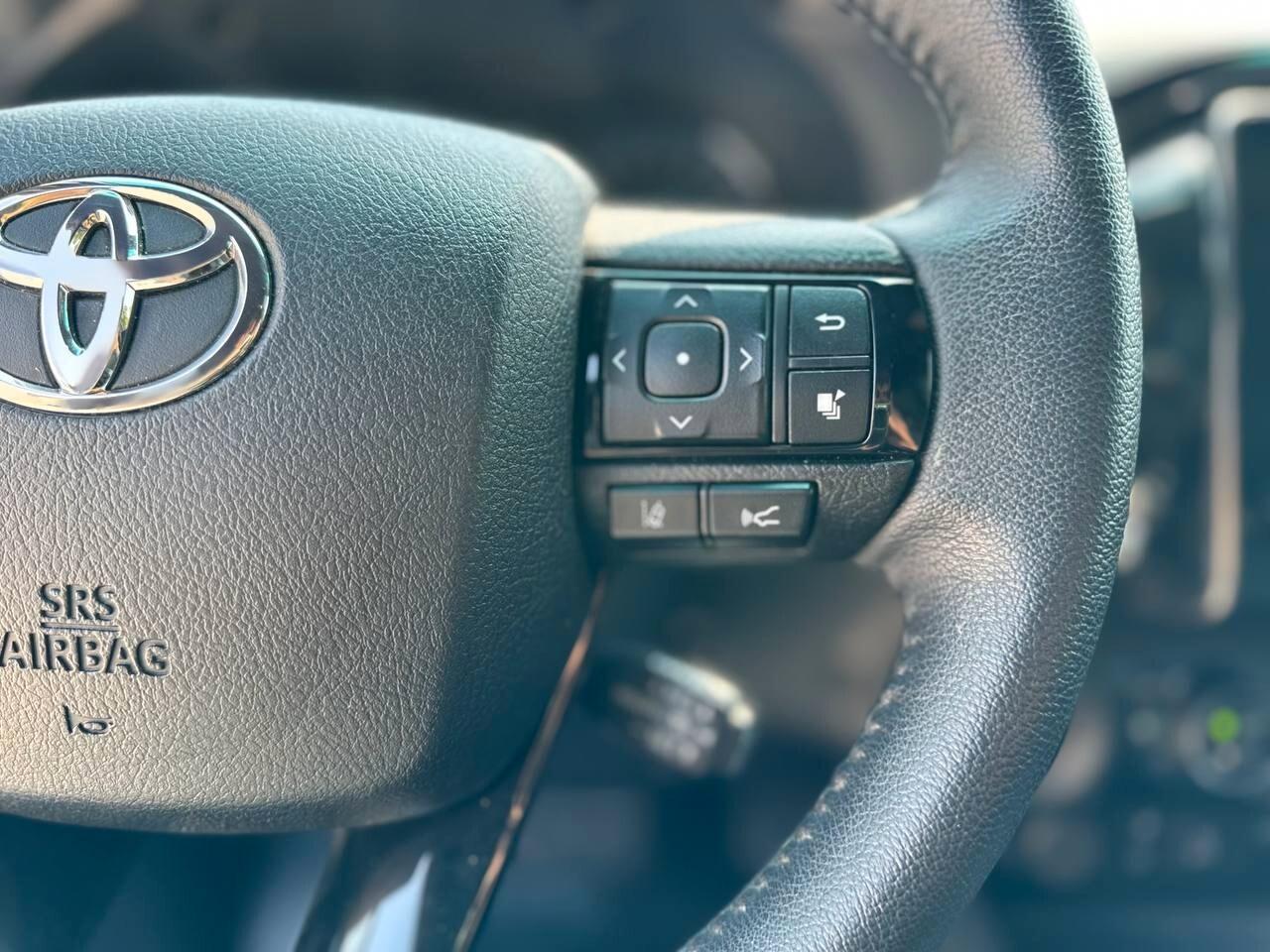 Toyota Hilux 2.4 D-4D A/T 4WD 4 porte Double Cab Invincible