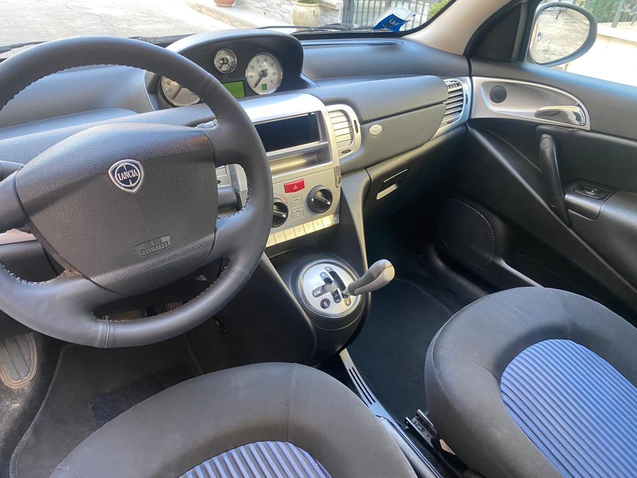 Lancia Ypsilon 1.3 MJT 75 CV cambio automatico