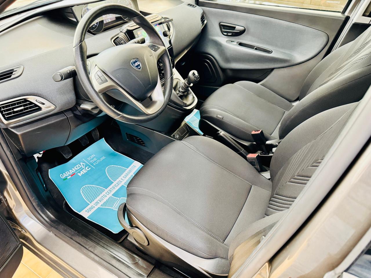 Lancia Ypsilon 1.0 Hybrid Silver / CarPlay S&S