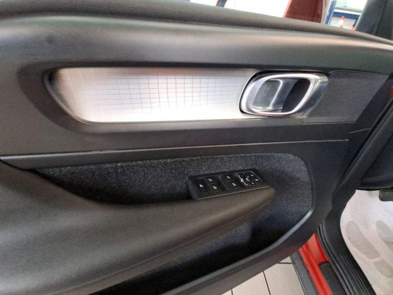 Volvo XC40 2.0 D4 MOMENTUM AWD GEARTRONIC