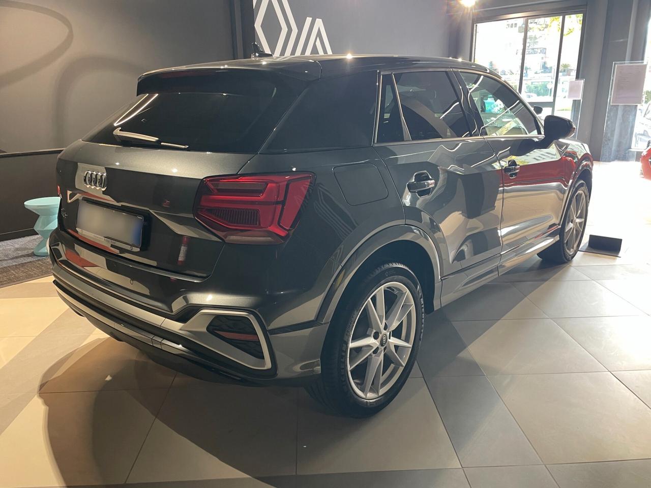 Audi Q2 35 TDI S tronic Identity Black
