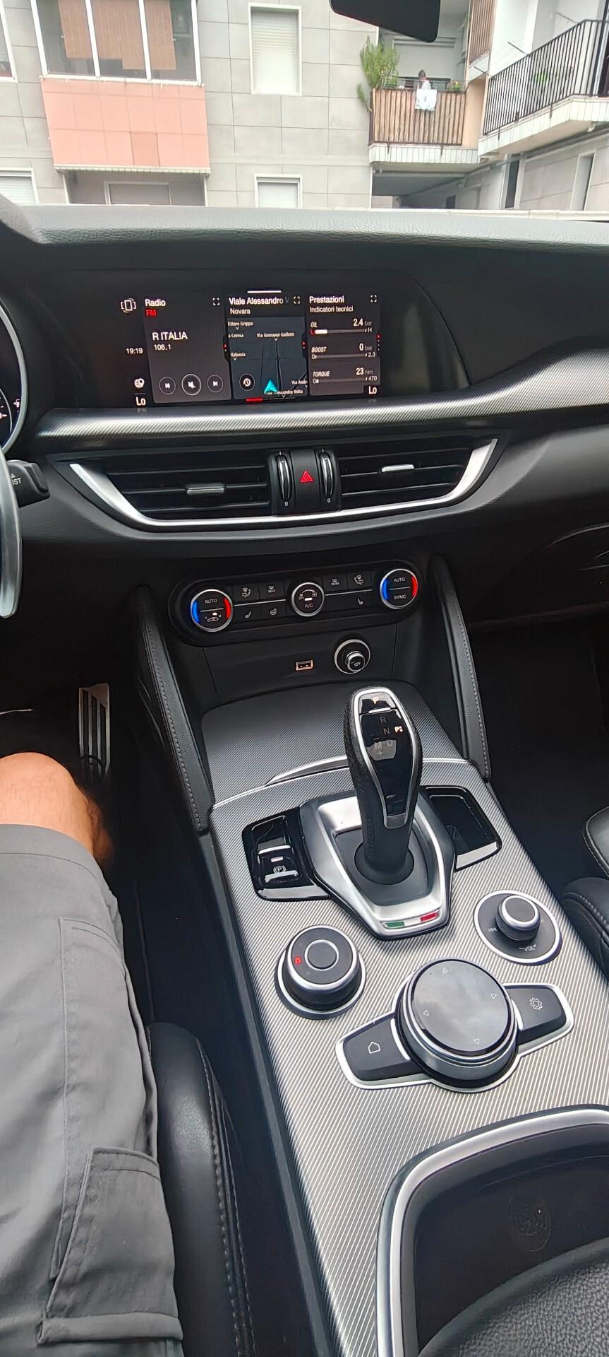 Alfa Romeo Stelvio Q4 Veloce total black