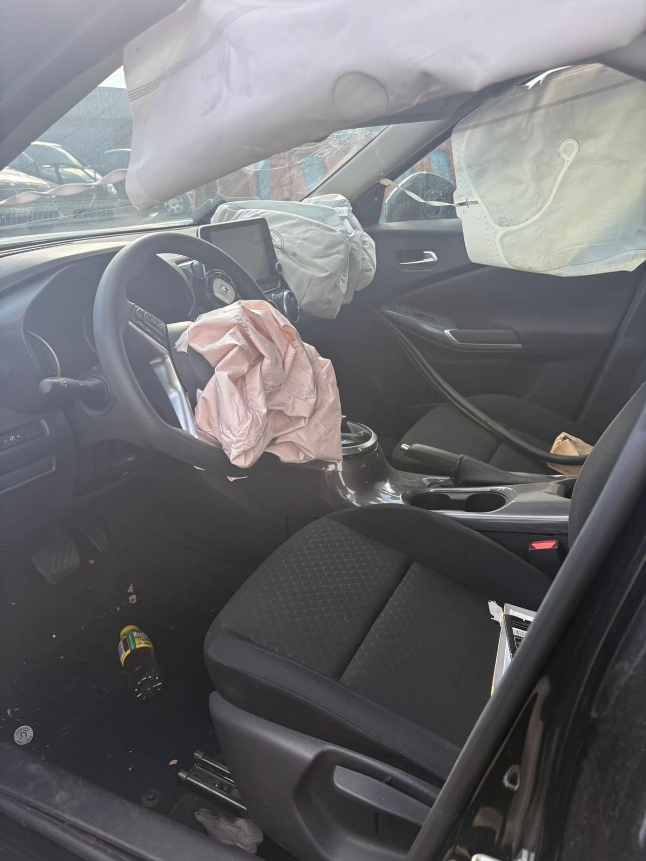Nissan Juke 1.0 DIG-T 114 CV N-Connecta - SINISTR*