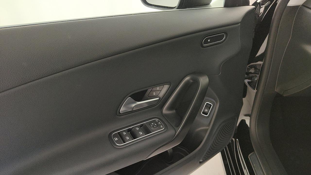 Mercedes-Benz CLA Shooting Brake 180 d Advanced auto