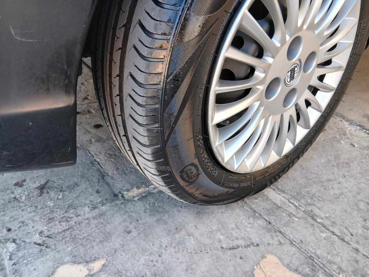 Lancia Ypsilon 1.3 MJT 75 CV full 06