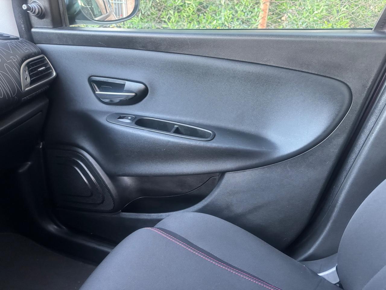 Lancia Ypsilon 1.2 69 CV 5 porte S&S Platinum